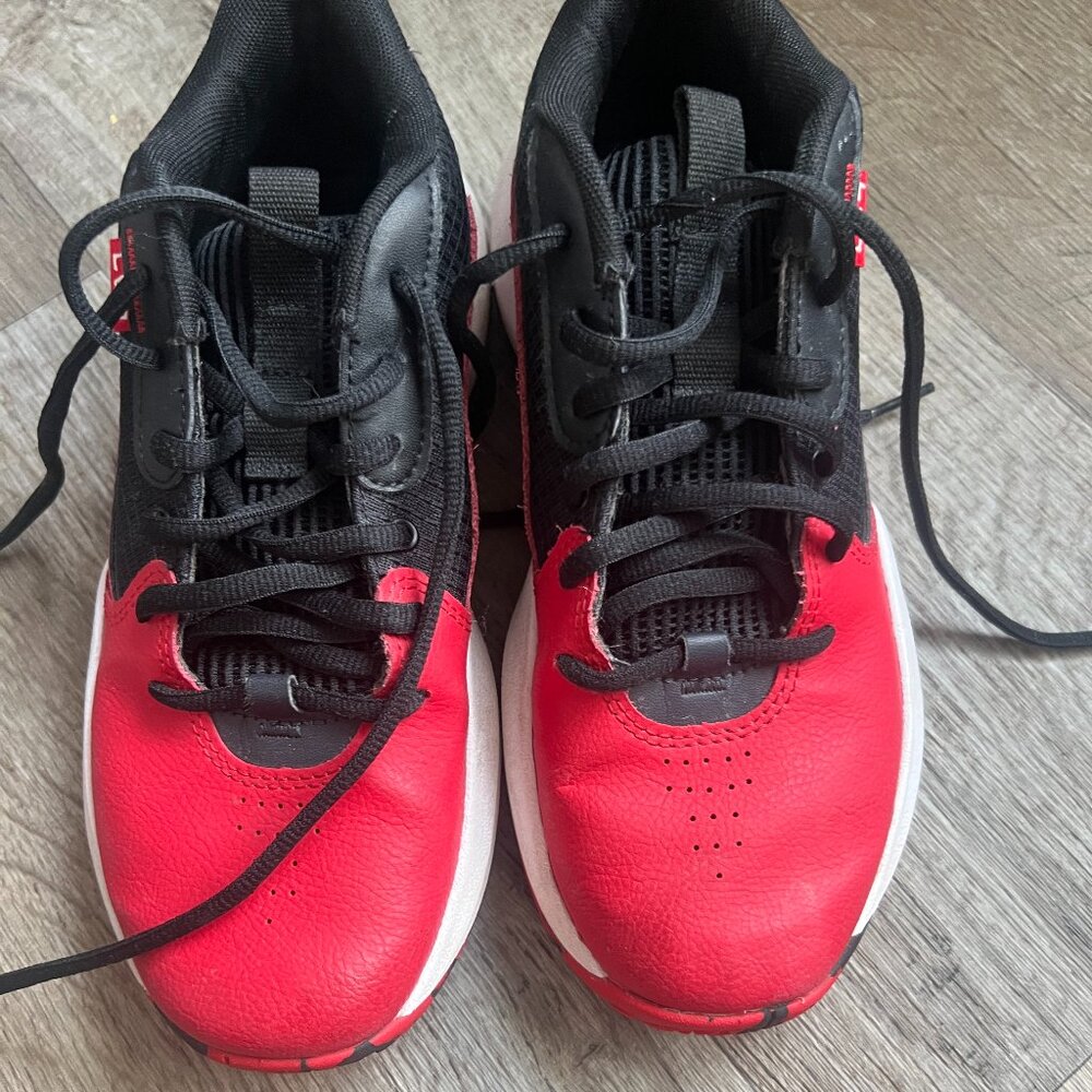 Under Armour boys sneakers‎ size 5.5